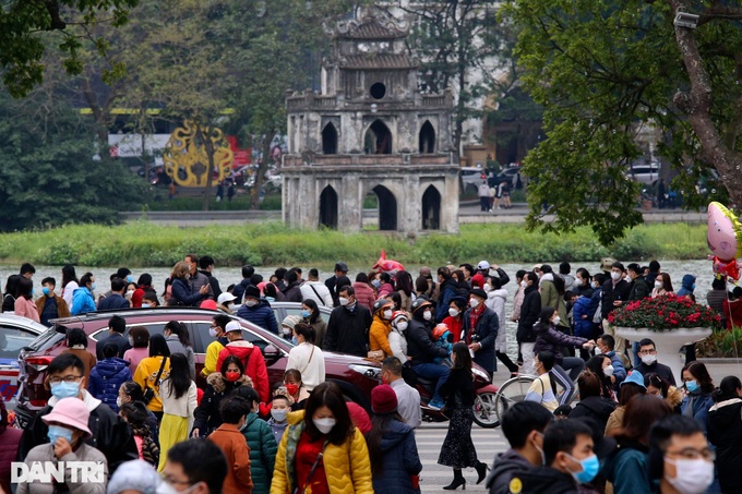 Hoan Kiem Lake draws big crowds on first day of Lunar New Year - 7 Hoan Kiem Lake draws big crowds on first day of Lunar New Year - 7