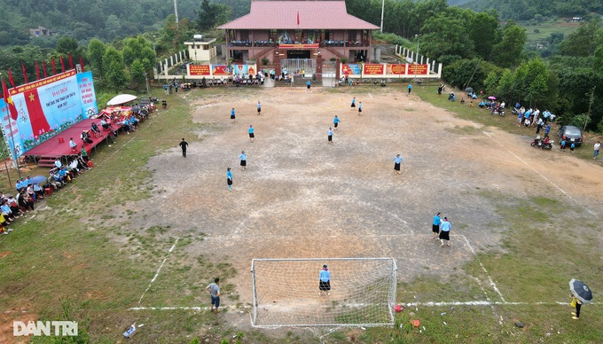 Ethnic women play football at spring festival - 7