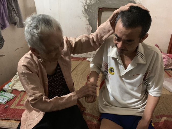 Ill man calls for help to raise family - 1 Ill man calls for help to raise family - 1