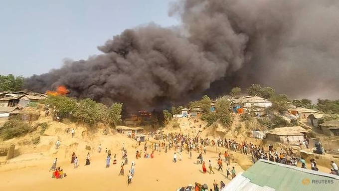 Five feared dead, thousands flee 'massive fire' at Rohingya camp in Bangladesh - 1