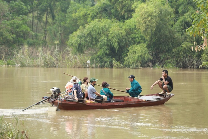 People on Red River islet struggling with flooding - 6 People on Red River islet struggling with flooding - 6