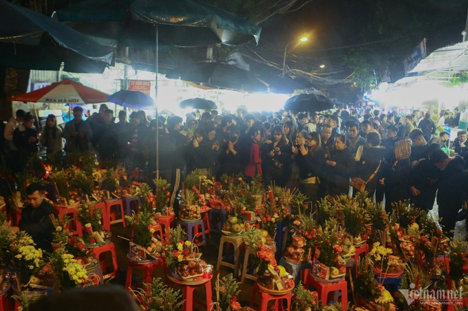 People rush to Tay Ho Temple for worshiping at midnight - 1 People rush to Tay Ho Temple for worshiping at midnight - 1