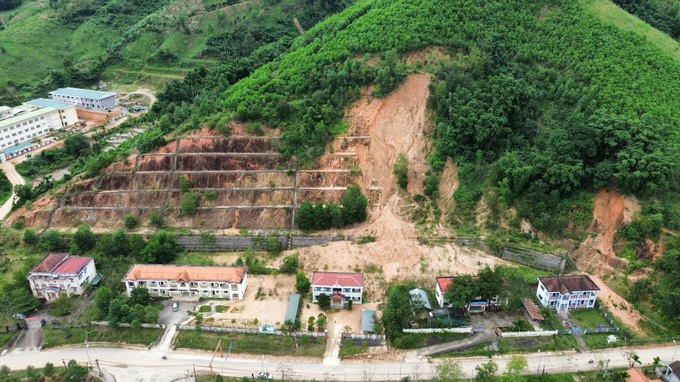 Quang Ngai offices abandoned due to landslides - 1