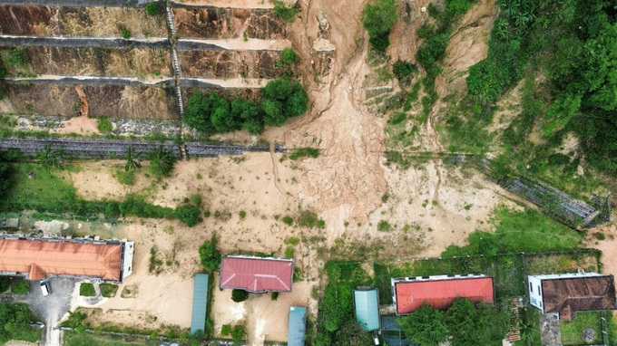 Quang Ngai offices abandoned due to landslides - 7