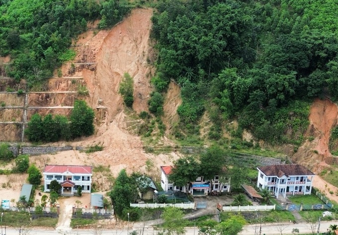 Quang Ngai offices abandoned due to landslides - 8