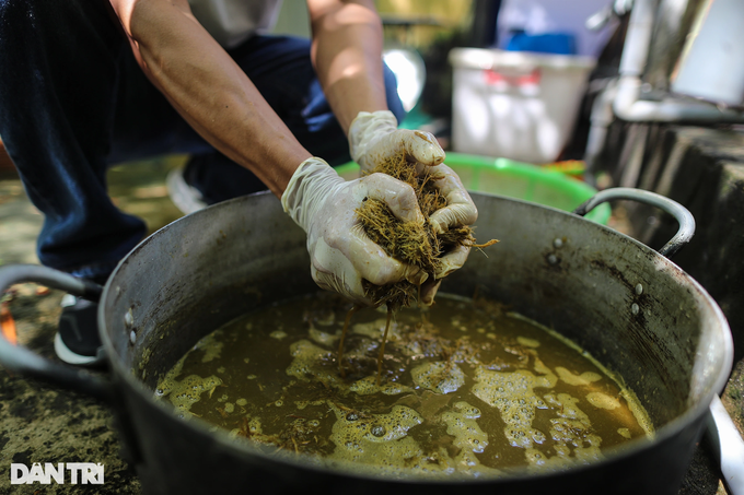 Saigon Zoo elephant dung used to make paper - 5 Saigon Zoo elephant dung used to make paper - 5