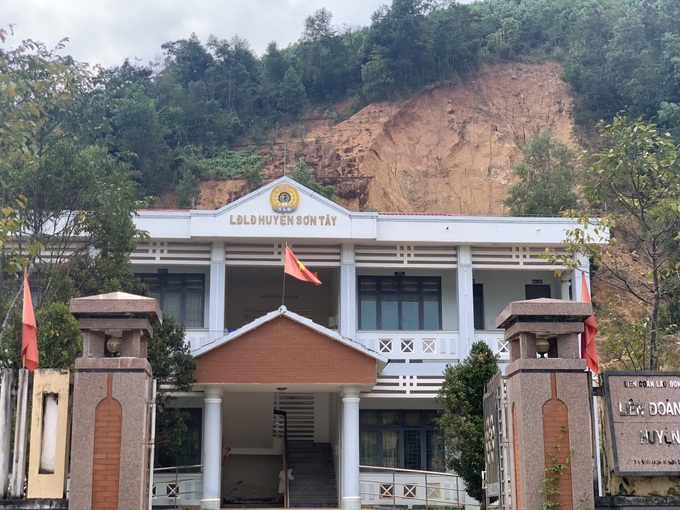 Quang Ngai offices abandoned due to landslides - 2