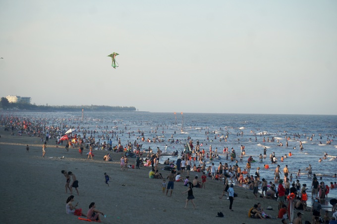 Sam Son crowded during hot days - 1 Sam Son crowded during hot days - 1