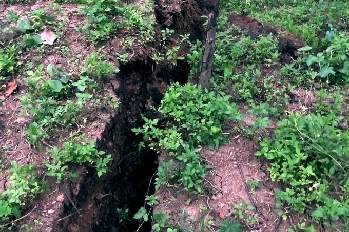 Thanh Hoa evacuation due to hill showing crack - 1 Thanh Hoa evacuation due to hill showing crack - 1