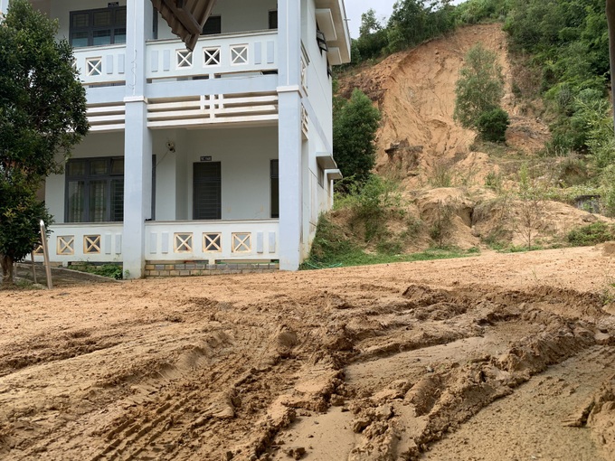 Quang Ngai offices abandoned due to landslides - 3