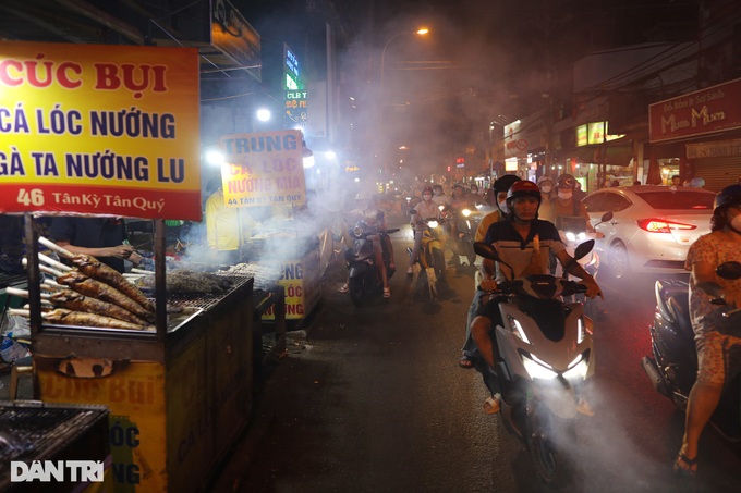 Grilled snakehead fish street busy for God of Wealth Day - 1