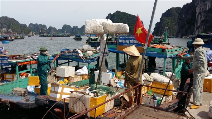 Ha Long Bay overloaded with rubbish - 1