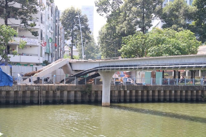 Pedestrian bridge to open across HCM City's most beautiful canal - 3