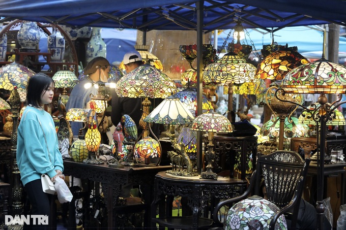 Hanoi flower market bustles as Tet nears - 9 Hanoi flower market bustles as Tet nears - 9