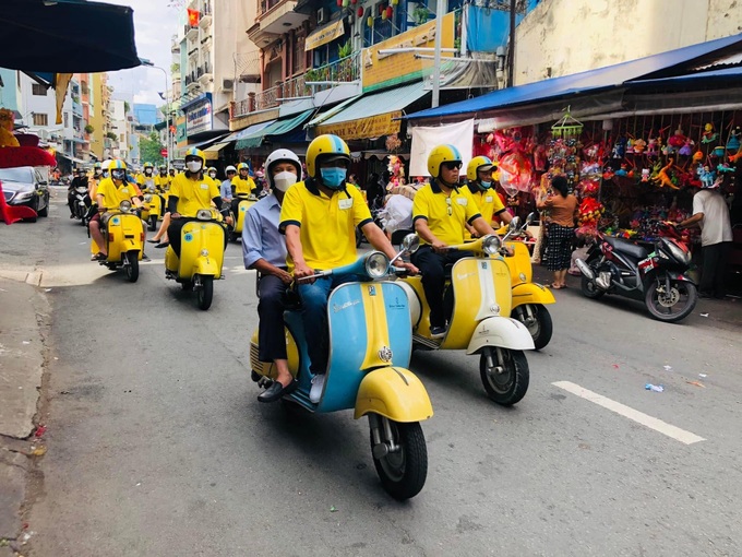 International visitors tour HCM City on double-decker bus - 15