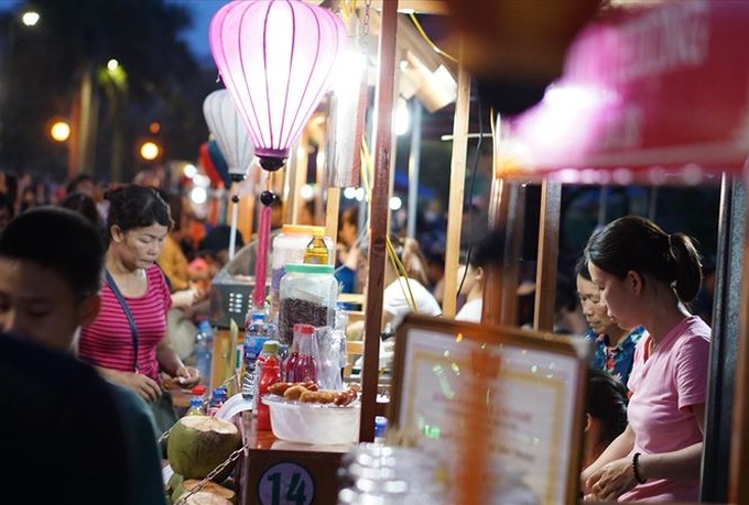 Trinh Cong Son pedestrian street fails to attract visitors - 1