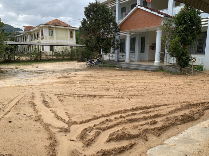 Quang Ngai offices abandoned due to landslides - 4