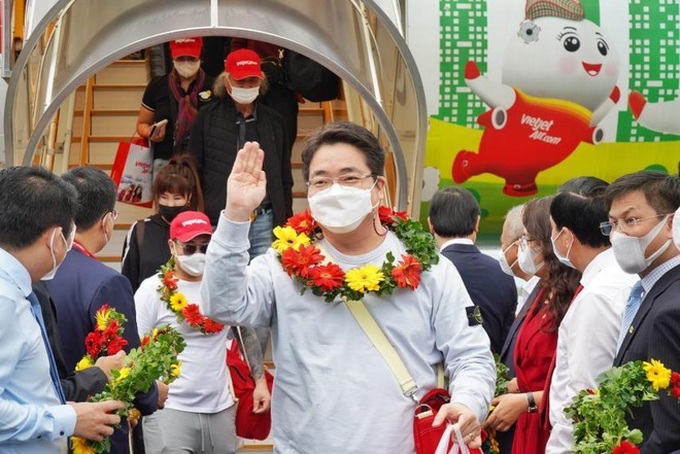 Nearly 1,000 international tourists visit Phu Quoc in pilot month - 1