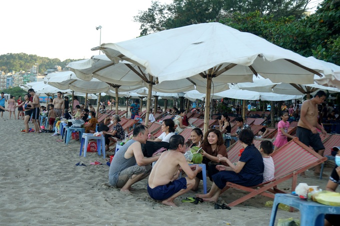 Sam Son crowded during hot days - 3 Sam Son crowded during hot days - 3