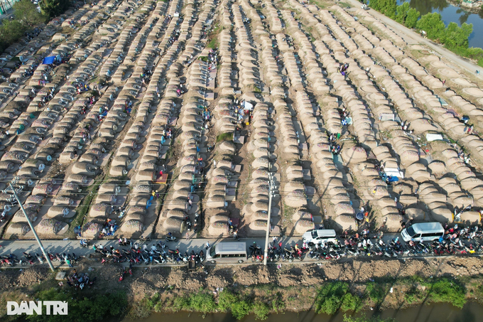 Grave-visiting festival celebrated - 1 Grave-visiting festival celebrated - 1