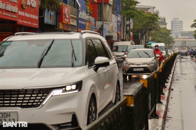 Rain worsens Hanoi’s traffic congestion - 7