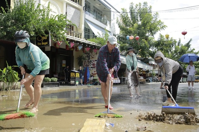 Hoi An residents clear mud after floods - 1