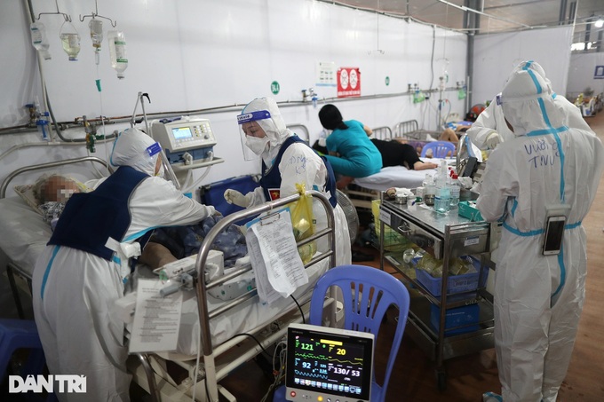 HCM City Covid-19 field hospital overloaded as patients surge - 2