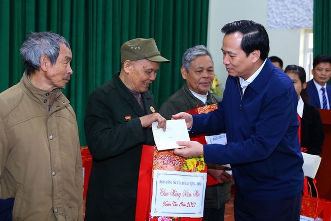Minister gives Tet gifts to veterans and policy beneficiaries - 1 Minister gives Tet gifts to veterans and policy beneficiaries - 1