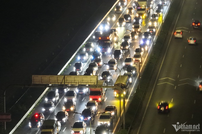 People struggle with traffic jams despite returning to Hanoi at night - 2 People struggle with traffic jams despite returning to Hanoi at night - 2