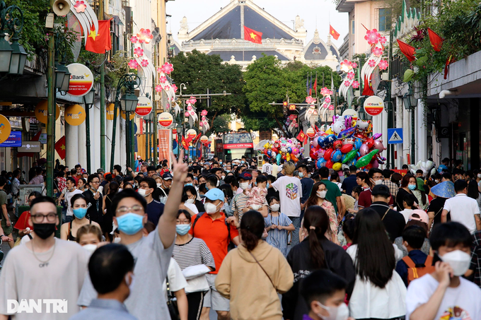 Hanoi pedestrian streets crowded again - 1