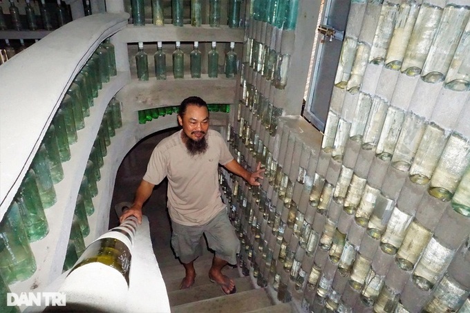 Hoi An man uses recycles bottles to decorate house - 1