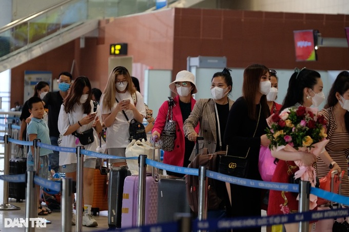Noi Bai International Airport crowded ahead of national holiday - 1