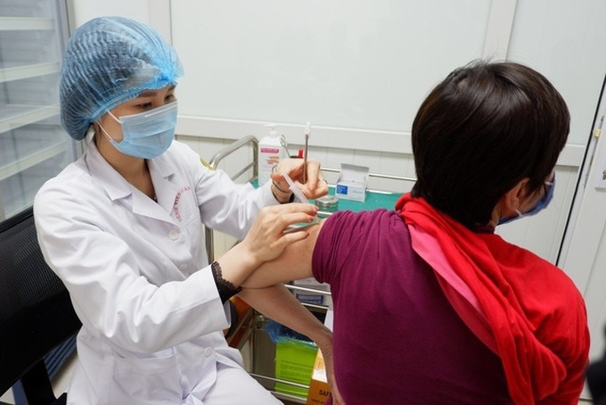Hanoi to offer free COVID-19 vaccinations to residents aged 18-65 - 1 Hanoi to offer free COVID-19 vaccinations to residents aged 18-65 - 1