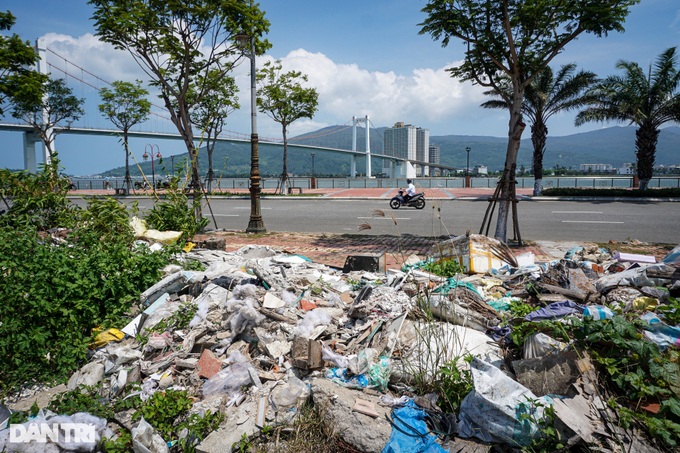 Illegal dumping ravages Danang river area - 4