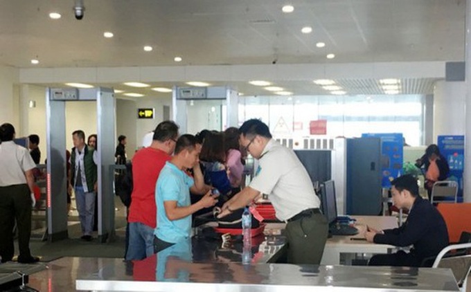 South Korean man found stealing money at Noi Bai airport - 1 South Korean man found stealing money at Noi Bai airport - 1