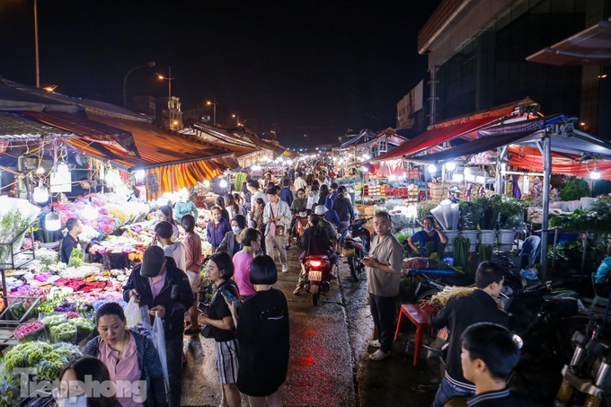 Hanoi’s largest flower market crowded before women’s day - 1