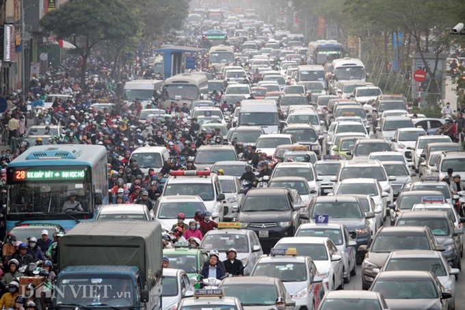 Traffic congestion chokes Hanoi ahead of Tet - 1