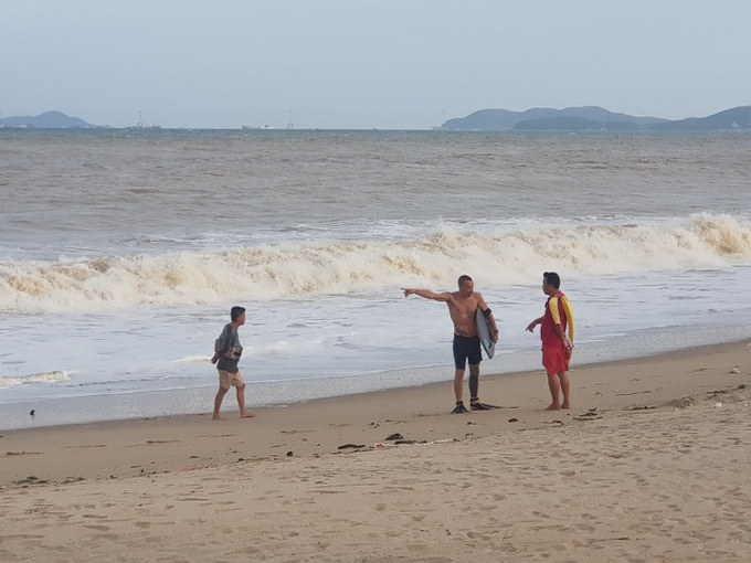 Tourists still swim at Nha Trang beaches despite high waves - 3