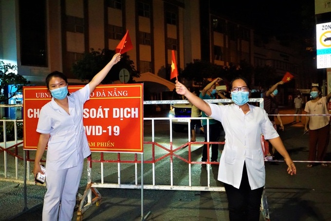 Danang residents celebrate after lockdown lifted - 1 Danang residents celebrate after lockdown lifted - 1