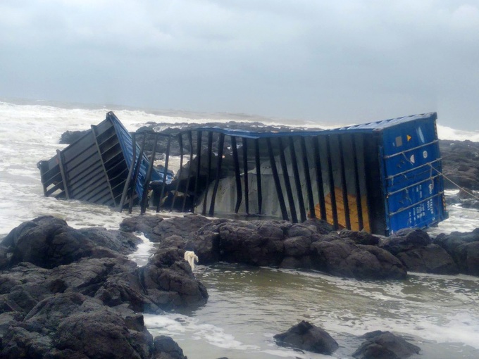 Ten containers fall into the sea due to violent waters - 1 Ten containers fall into the sea due to violent waters - 1