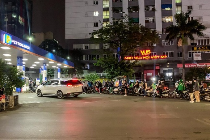 Late-night queues to buy petrol in Hanoi - 4