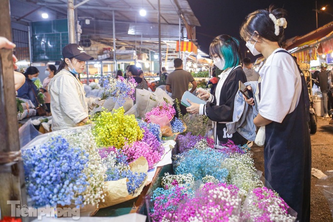 Hanoi’s largest flower market crowded before women’s day - 6