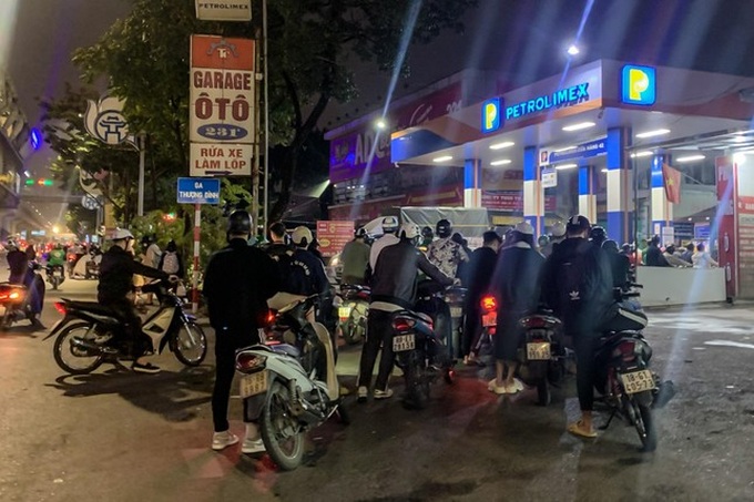 Late-night queues to buy petrol in Hanoi - 7