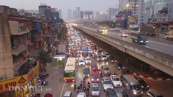 Traffic congestion chokes Hanoi ahead of Tet - 9