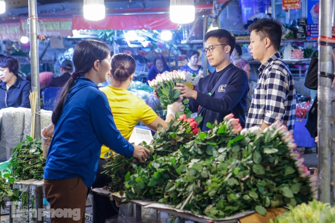 Hanoi’s largest flower market crowded before women’s day - 5