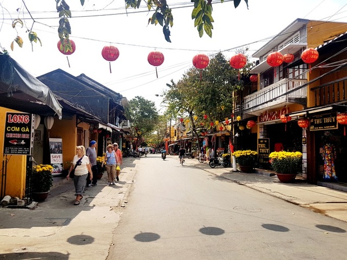 Tourists temporarily banned from some Hoi An's sites - 1