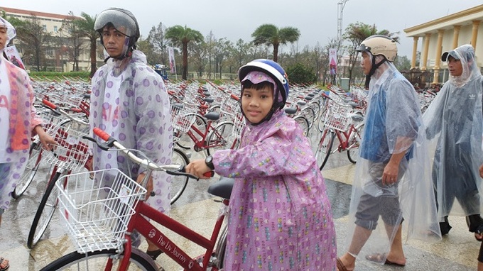 Hundreds of bicycles given to disadvantaged children - 1