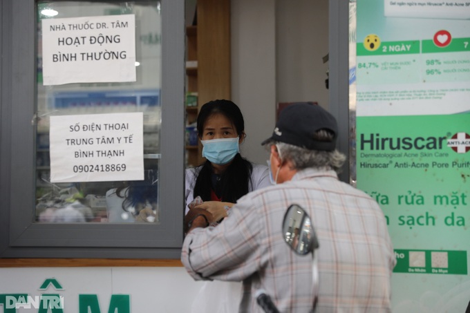 People rush to buy food and medicines in HCM City - 5