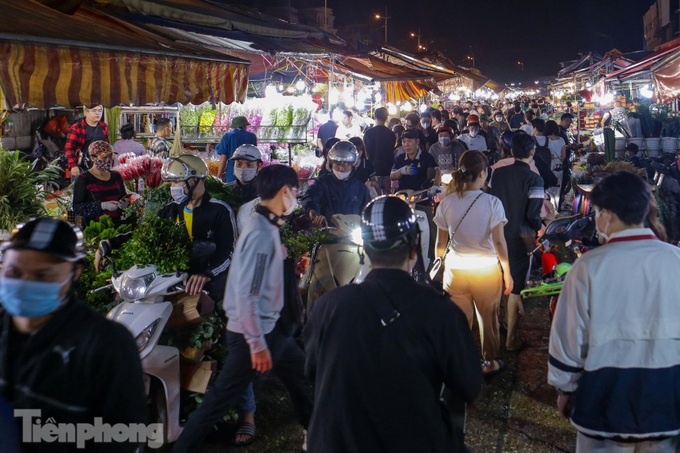 Hanoi’s largest flower market crowded before women’s day - 2