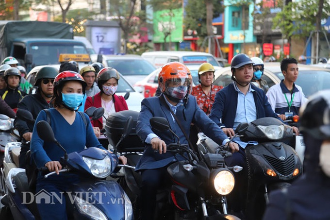 Traffic congestion chokes Hanoi ahead of Tet - 2